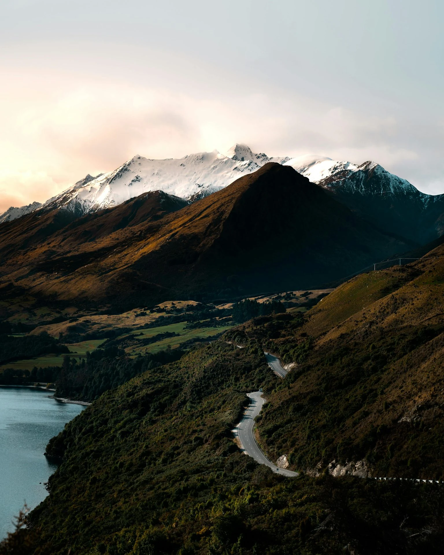 Queenstown beside Lake Wakatipu and the surrounding mountains